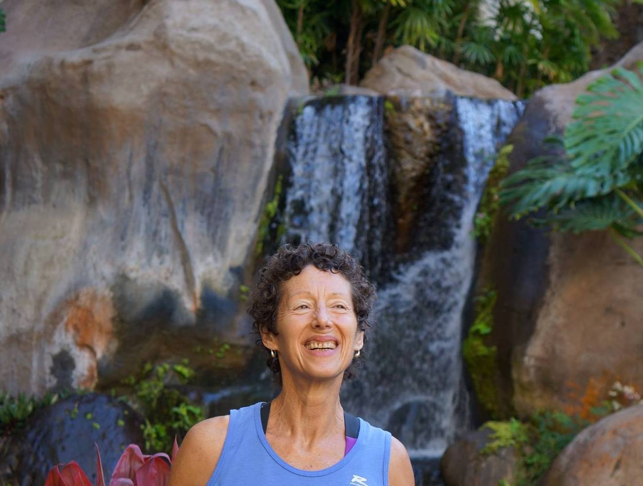 Image : Nancy in front of waterfall 